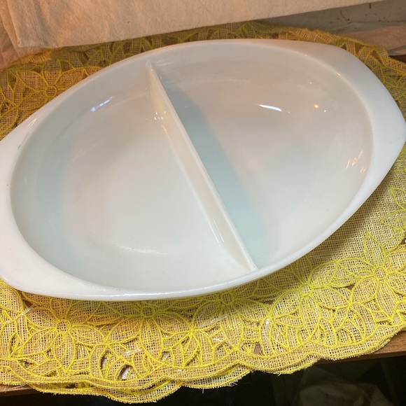 Vintage White Pyrex 1 1/2 Qt Milk Glass Divided Casserole Dish 1.5 Quart 1083 - Picture 2 of 3